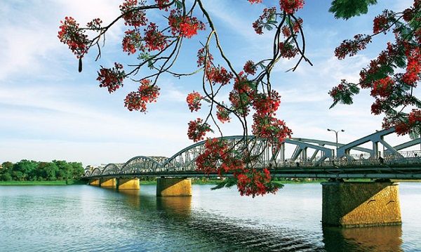 Hình ảnh minh họa sống động về dòng sông Đà và sông Hương (Nguồn: Tổng hợp)