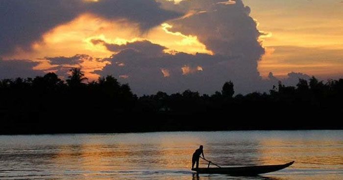 Hình ảnh minh họa nghệ thuật: Sông Đà hùng vĩ và sông Hương thơ mộng (Nguồn: Tổng hợp từ internet)