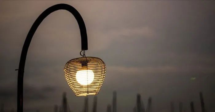 Câu tục ngữ này không chỉ có ý nghĩa trong thời xưa mà vẫn luôn giữ nguyên giá trị trong xã hội hiện đại. Mỗi chúng ta đều cần phải lựa chọn cho mình một môi trường sống tích cực, nơi có những tấm gương tốt để noi theo. Những nhân vật như Mạnh Tử hay Nguyễn Bỉnh Khiêm đã chọn cho mình những môi trường phù hợp, tách biệt với những thói hư tật xấu của xã hội, và chính điều đó đã giúp họ phát triển nhân cách. Gia đình chính là nền tảng quan trọng nhất, nơi sự giáo dục và tấm gương của bố mẹ ảnh hưởng sâu sắc đến sự trưởng thành của con cái. Một gia đình hòa thuận, yêu thương sẽ nuôi dưỡng con cái lớn lên trong một môi trường tốt đẹp.
