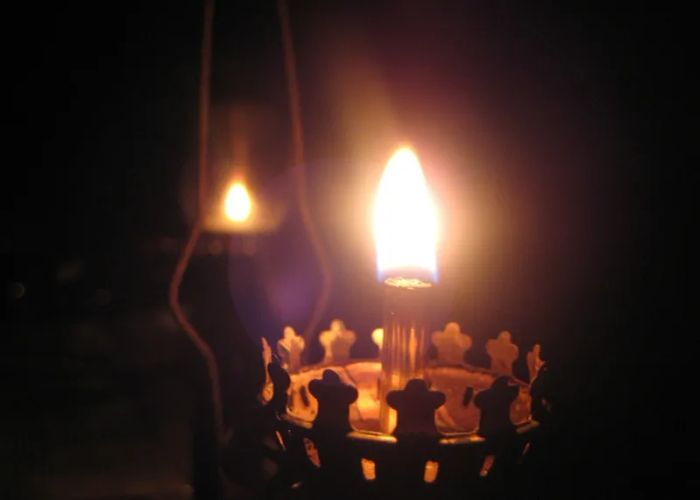 Tục ngữ 'Gần mực thì đen, gần đèn thì sáng' là một bài học quý giá, phản ánh rõ mối quan hệ mật thiết giữa môi trường sống và nhân cách con người. Mặc dù có ý kiến cho rằng nếu không chịu ảnh hưởng từ cái xấu thì sẽ không bị 'đen', hay nếu không tiếp thu cái tốt thì sẽ không thể 'sáng', nhưng thực tế cho thấy, môi trường ảnh hưởng sâu sắc đến mỗi cá nhân. Hãy nhìn vào Chí Phèo trong tác phẩm của Nam Cao, anh vốn là một nông dân hiền lành nhưng đã bị môi trường xã hội xấu xa làm cho tha hóa. Sự biến đổi này là kết quả của một môi trường độc hại, nơi mà những điều xấu trở nên bình thường.