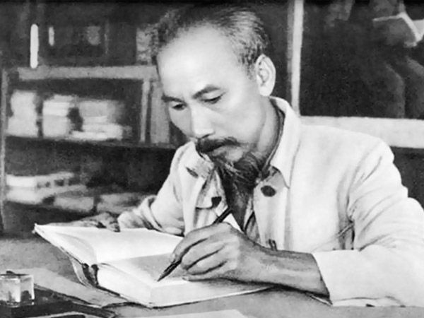 Chân dung Bác Hồ - Ánh mắt tinh anh và nụ cười ấm áp