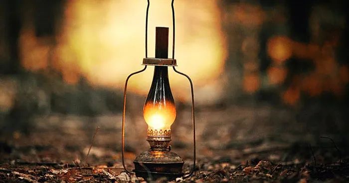 Trong cuộc sống, mỗi chúng ta đều bị ảnh hưởng không ít từ môi trường xung quanh. Ví dụ, Chí Phèo trong truyện ngắn của Nam Cao là một minh chứng cho câu 'Gần mực thì đen'. Anh vốn là một nông dân hiền lành, nhưng sau khi bị giam trong tù, môi trường tăm tối đã biến anh thành con quỷ dữ của làng Vũ Đại. Ngược lại, câu chuyện về Mạnh Tử khi còn nhỏ sống trong môi trường học tập tốt, với mẹ hiền dạy bảo, đã chứng minh rõ ràng cho câu 'Gần đèn thì sáng'. Sự giáo dục và môi trường tốt chính là yếu tố tạo nên con người có đức hạnh và tài năng.