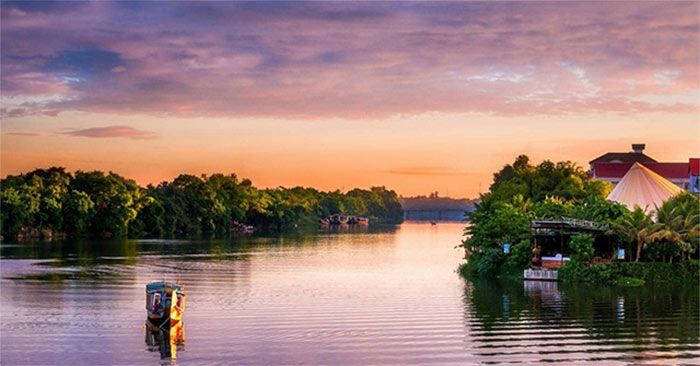 Hình ảnh minh họa sống động: Sông Đà hùng vĩ và sông Hương thơ mộng (Nguồn: Tổng hợp từ internet)