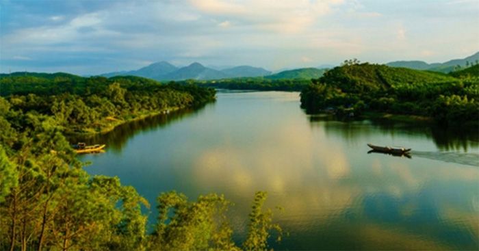 Hình ảnh minh họa đặc sắc: Sông Đà cuồn cuộn sức sống và sông Hương dịu dàng thơ mộng (Nguồn: Tổng hợp từ internet)