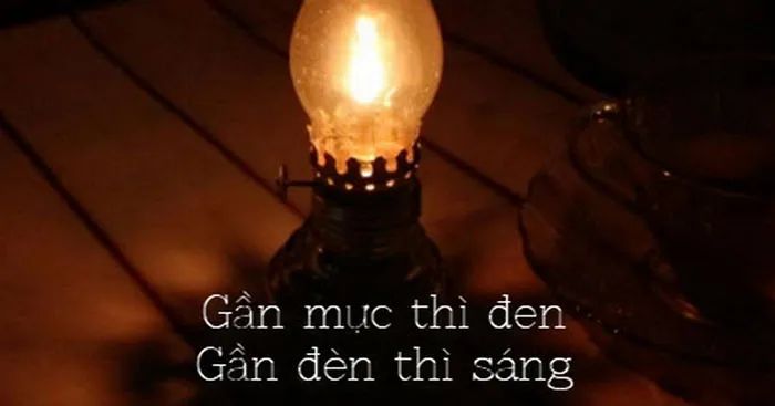 Mỗi con người đều bị ảnh hưởng bởi những yếu tố xung quanh mình, đặc biệt là những người mà ta tiếp xúc hằng ngày. Mối quan hệ xã hội có thể tạo ra sự khác biệt lớn trong việc hình thành nhân cách. Cha mẹ, thầy cô và bạn bè là những người có ảnh hưởng sâu sắc đến đời sống tinh thần của mỗi cá nhân. Tuy nhiên, không phải ai cũng bị môi trường xấu tác động. Có những người vẫn giữ vững được phẩm hạnh, giống như hoa sen nở trong bùn. Câu tục ngữ 'Gần mực thì đen, gần đèn thì sáng' khuyên chúng ta biết chọn bạn mà chơi, sống trong một môi trường tốt để phát triển bản thân.