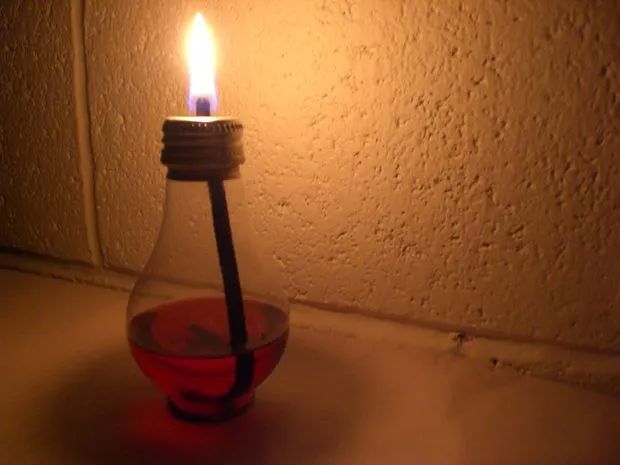 Trong cuộc sống, nếu ta không khéo chọn bạn, chọn môi trường, sẽ dễ bị ảnh hưởng tiêu cực, như câu tục ngữ đã cảnh báo. Tuy nhiên, vẫn có những người giữ được bản chất dù sống trong hoàn cảnh khó khăn, như hoa sen mọc lên từ bùn lầy. Họ là những tấm gương sáng về nghị lực và bản lĩnh, biết vượt qua thử thách để vươn lên trong cuộc sống.