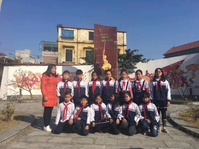 Nhà thơ, nhà giáo Thanh Hà cùng các học sinh - ảnh 1