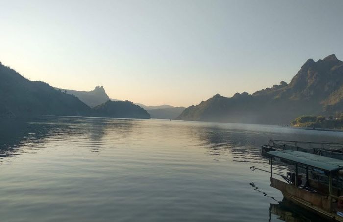 Tranh minh họa nghệ thuật: Sông Đà hùng vĩ giữa núi rừng Tây Bắc và sông Hương thơ mộng bên cố đô Huế (Nguồn: Tổng hợp)