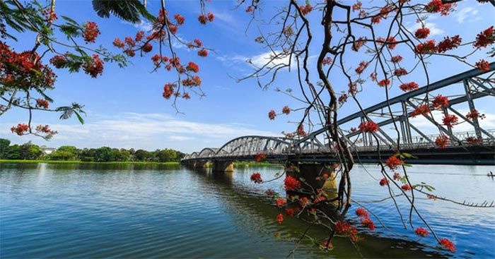 Hình ảnh minh họa dòng sông Hương thơ mộng (Nguồn: internet)
