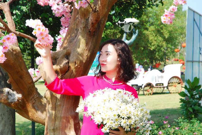 Chân dung nhà thơ Lan Vương