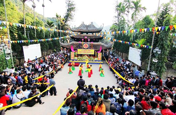 Khoảnh khắc đẹp về hành trình hành hương chùa Hương (Nguồn: Internet)
