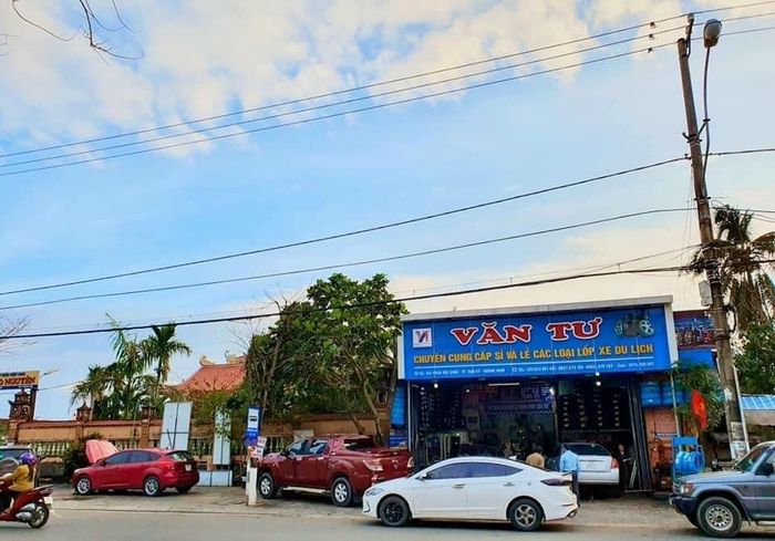 Không gian trưng bày lốp xe đa dạng tại Văn Tư