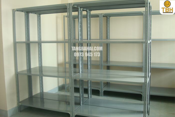 Hình ảnh thực tế kệ sắt V lỗ đa năng từ Tăng Bá Hải