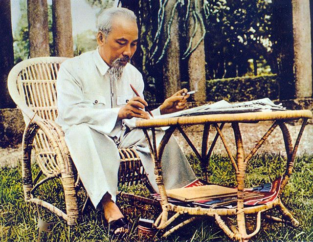 Hình ảnh minh họa Bác Hồ chăm sóc bộ đội (Nguồn: Sưu tầm)