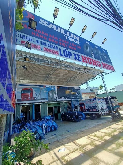 Không gian trưng bày lốp xe tại Hùng Minh