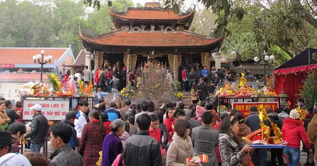 Lễ hội Đền Hùng không chỉ là một sự kiện văn hóa, mà còn là một biểu tượng của giá trị truyền thống dân tộc. Với ý nghĩa sâu sắc 'uống nước nhớ nguồn', lễ hội này không chỉ tôn vinh những vị vua Hùng mà còn nhắc nhở mỗi người dân về trách nhiệm gìn giữ và phát huy những giá trị văn hóa tinh thần của dân tộc, từ đó truyền lại cho thế hệ mai sau.