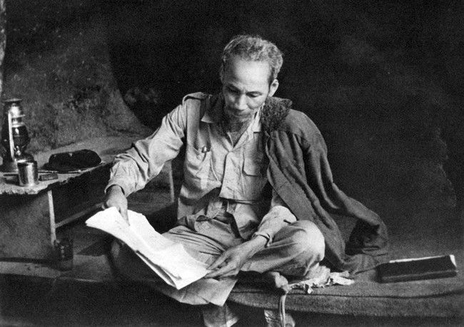 Hình ảnh minh họa Bác Hồ bên bếp lửa đêm khuya (Nguồn: Sưu tầm)