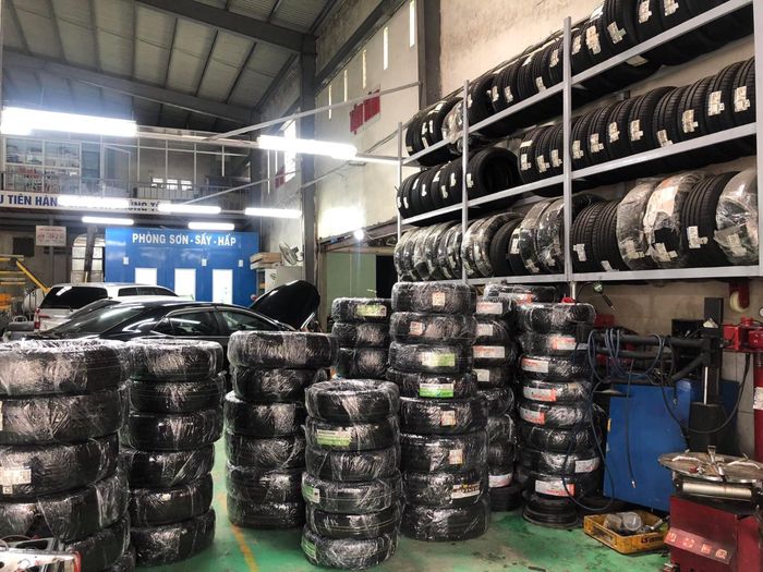 Không gian trưng bày đa dạng tại Phúc Huy Auto