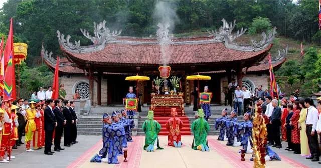 Câu nói 'uống nước nhớ nguồn' đã trở thành một triết lý sống của người Việt từ ngàn đời, thể hiện lòng biết ơn với những người đã đi trước. Lễ hội Đền Hùng, được tổ chức vào ngày mùng mười tháng ba âm lịch hàng năm, không chỉ là dịp để nhớ về tổ tiên mà còn là dịp để tất cả con cháu hướng về cội nguồn, tôn vinh công lao các vua Hùng đã dựng nước. Lễ hội này mang trong mình giá trị văn hóa và tinh thần của dân tộc, thể hiện lòng tri ân sâu sắc và ý thức bảo vệ truyền thống dân tộc qua bao thế hệ.