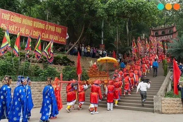 Lễ giỗ Tổ Hùng Vương gồm hai phần chính: phần lễ và phần hội. Trong phần lễ, các nghi thức như rước kiệu vua và dâng hương diễn ra trang trọng, thể hiện lòng thành kính của người dân đối với các vua Hùng. Phần hội bao gồm nhiều hoạt động sôi nổi như thi hát xoan, thi vật, kéo co, và các trò chơi dân gian khác, mang lại không khí vui tươi, đậm đà bản sắc văn hóa dân tộc. Lễ hội này không chỉ là dịp để tưởng nhớ tổ tiên mà còn là dịp để bảo tồn và phát huy những giá trị văn hóa truyền thống.