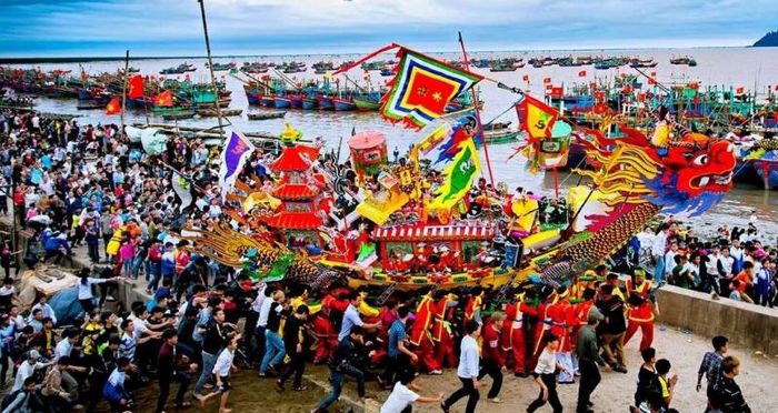 Khoảnh khắc ấn tượng trong lễ rước kiệu Cầu Ngư (Nguồn: Internet)