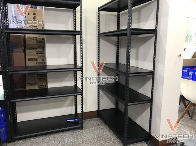 Hình ảnh ứng dụng thực tế kệ sắt V lỗ trong nhà kho từ Vinatech