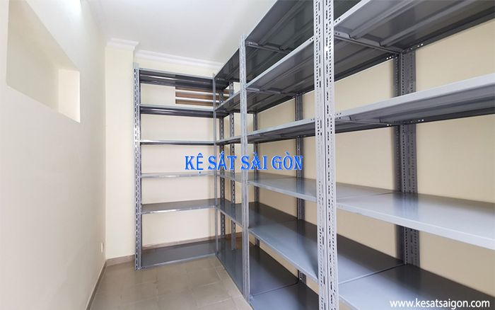 Hình ảnh thực tế sản phẩm kệ sắt V lỗ tại Kệ Sắt Sài Gòn