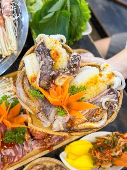 Hải sản tươi sống phục vụ tại bàn nướng - Ảnh 2