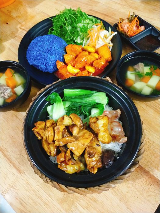 Không gian ấm cúng và món ngon đặc trưng tại Cơm Hoàng Phúc