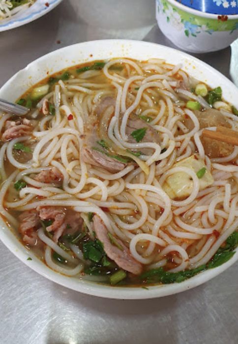 Hình ảnh không gian ấm cúng và tô bún bò đặc trưng tại Cây Me