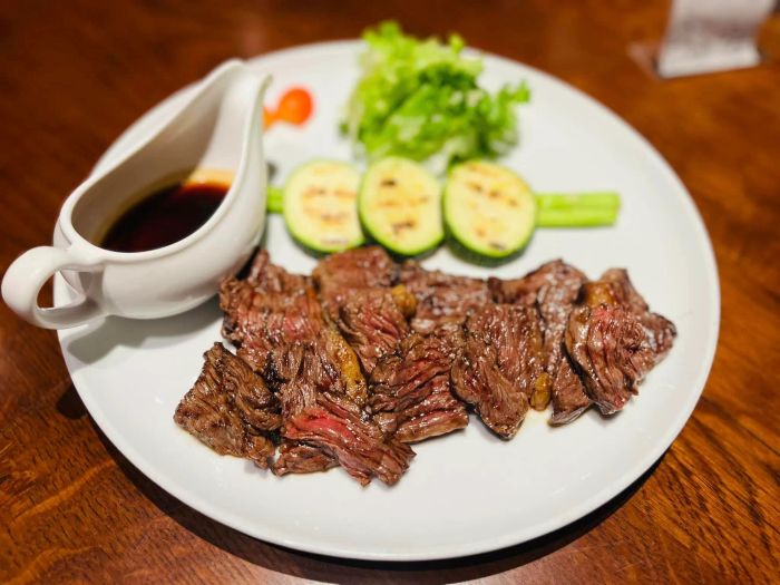 Bít tết Emoji Pizza & Steak - Tác phẩm nghệ thuật ẩm thực