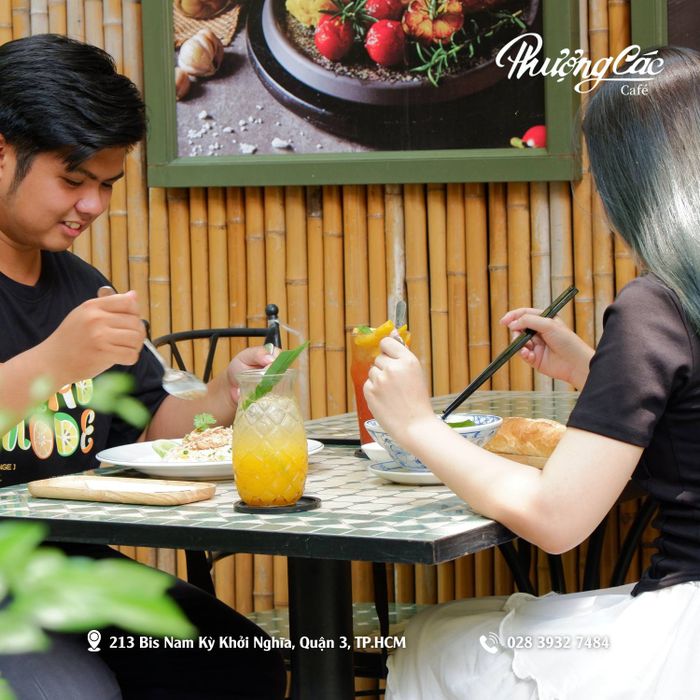 Góc thư giãn đậm chất hoài cổ tại Phượng Các Café