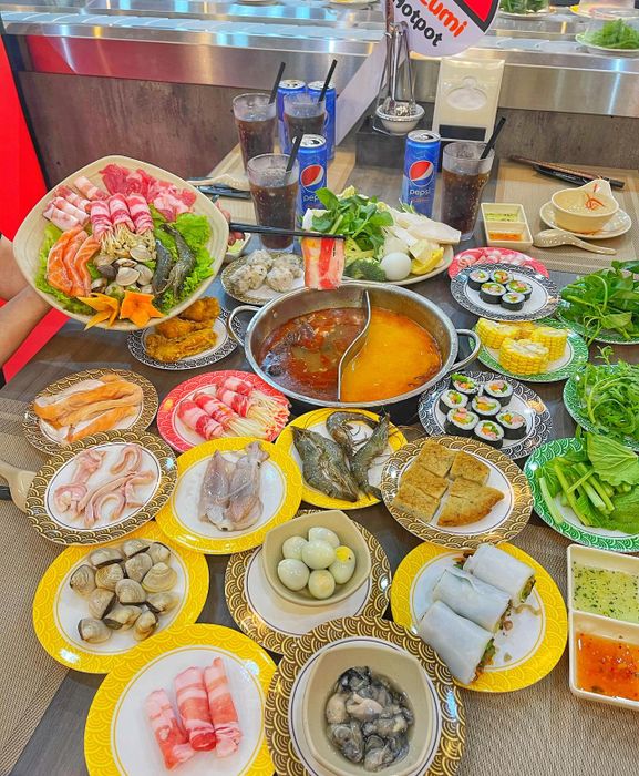 Bàn tiệc lẩu thịnh soạn với đa dạng thịt và hải sản