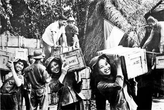 Hình minh họa số 2 - Cảnh phá bom trên cao điểm