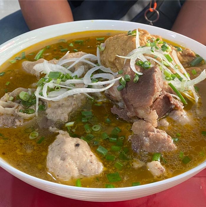 Hình ảnh tô bún Huế Tạ Quang Bửu đầy ắp nguyên liệu