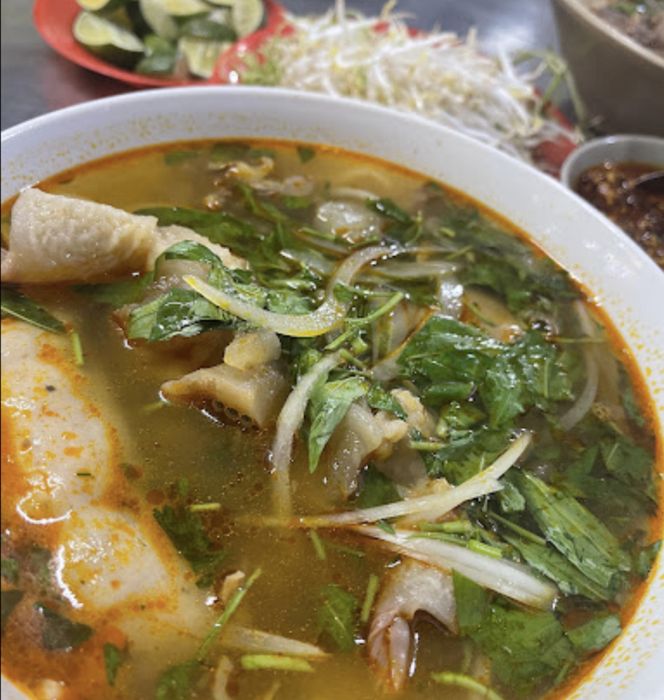 Hình ảnh tô bún bò Lam Sơn với móng bò, gân giòn và nước dùng vàng ươm