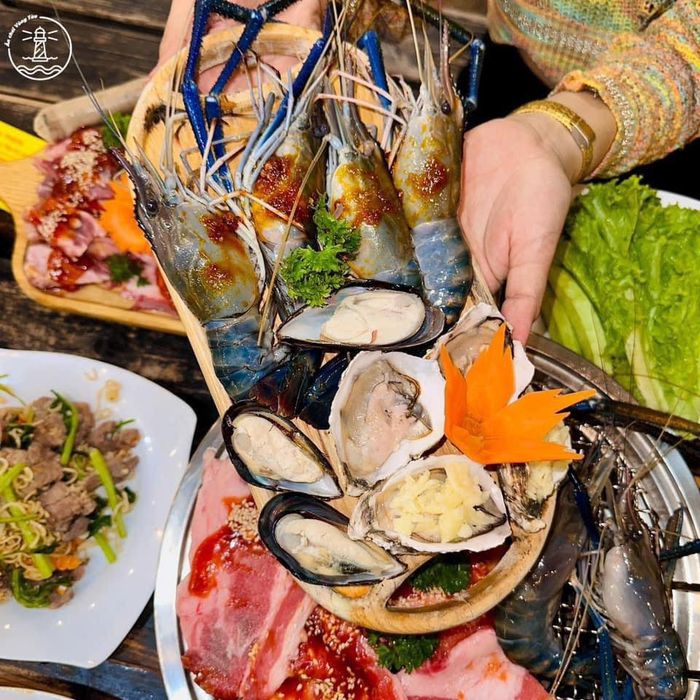 Hải sản tươi rói phục vụ tại bàn nướng