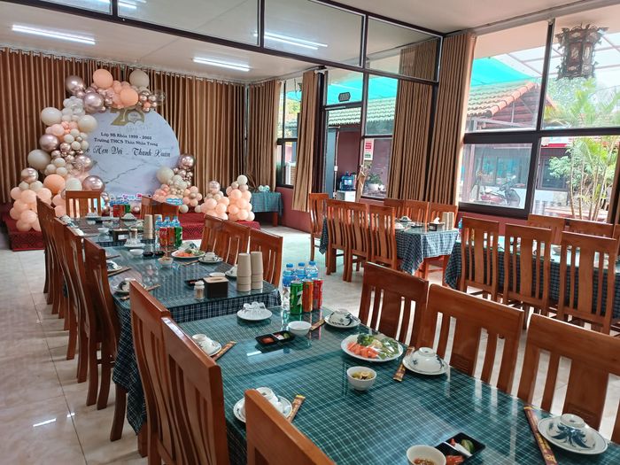 Không gian sân vườn xanh mát tại nhà hàng