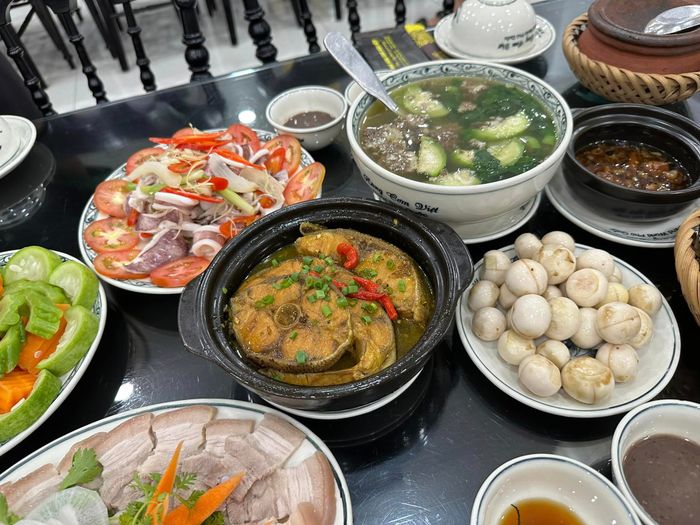 Món ăn hấp dẫn tại nhà hàng - ảnh 2