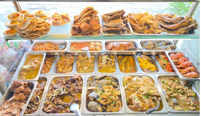 Không gian ấm cúng và món ngon đặc trưng tại Quán Cơm Nga