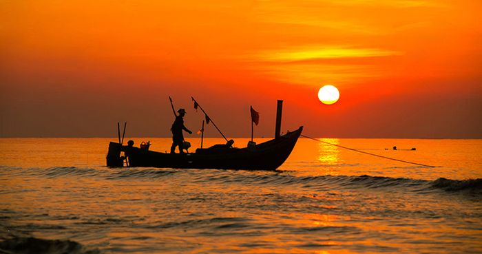 Ảnh minh họa 1: Đoàn thuyền đánh cá giữa biển hoàng hôn