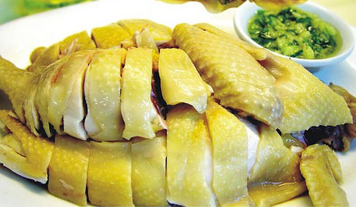 Gà luộc vàng ươm, thịt ngọt tự nhiên