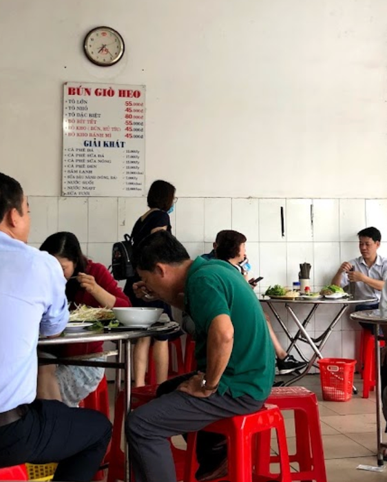 Khung cảnh tại Xa Lộ Quán - Một góc nhìn thú vị từ quán bún giò heo nổi tiếng