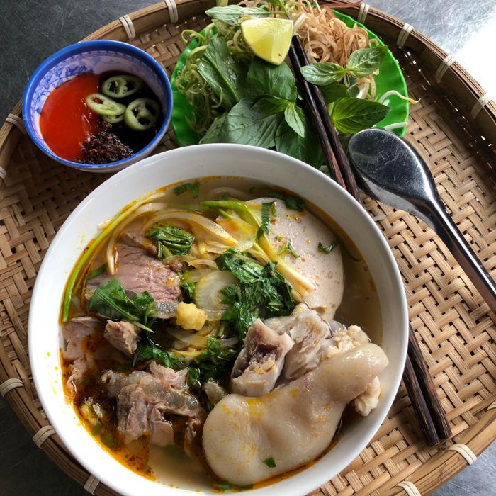 Hình ảnh tô bún bò Trang thơm ngon bốc khói