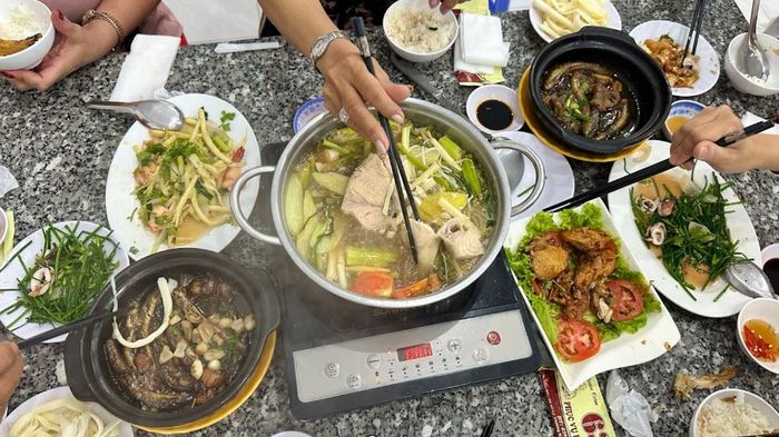 Hình ảnh chân thực về không gian ấm cúng tại Quán Cơm 63