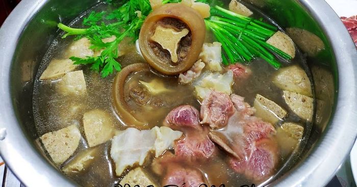 Nồi lẩu bò thơm ngon đặc trưng tại Lẩu Bò 6 Vy