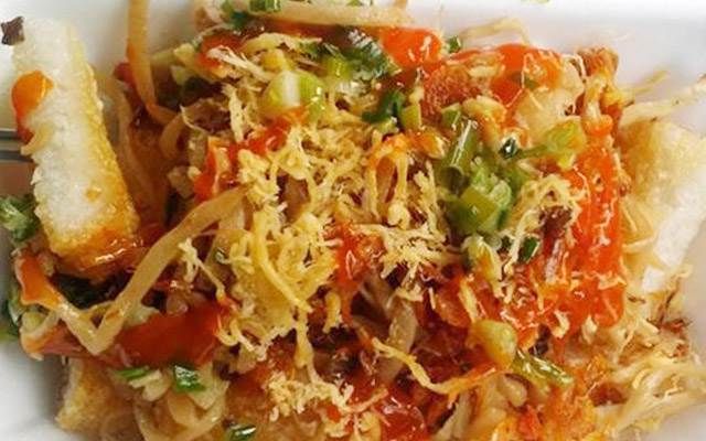Hình ảnh xôi chiên Đồng Đen vàng giòn với nhân thập cẩm đầy ắp