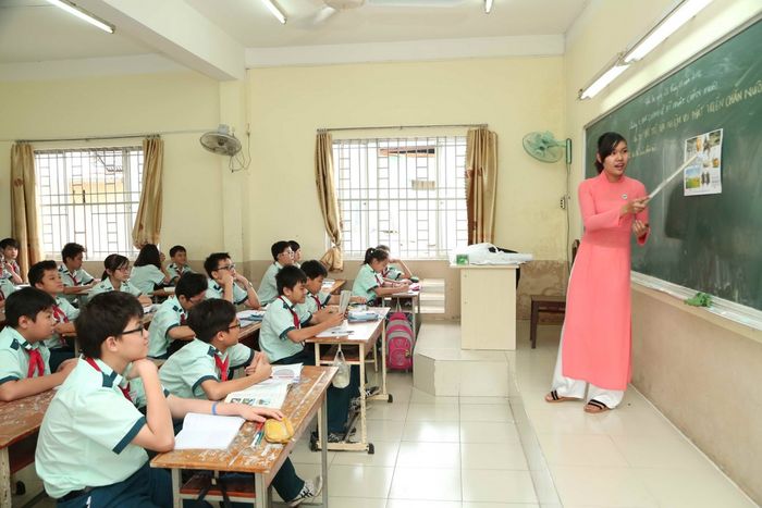Hình ảnh minh họa giáo viên đang hướng dẫn học sinh (Nguồn: Internet)