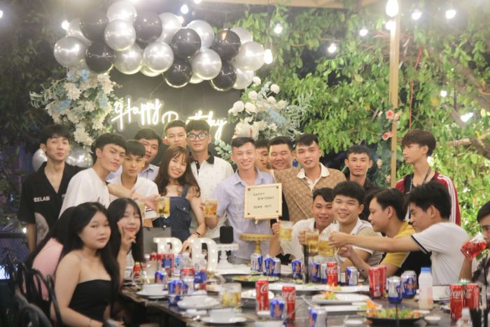 Khách hàng thưởng thức ẩm thực tại nhà hàng - góc ảnh ấn tượng 2