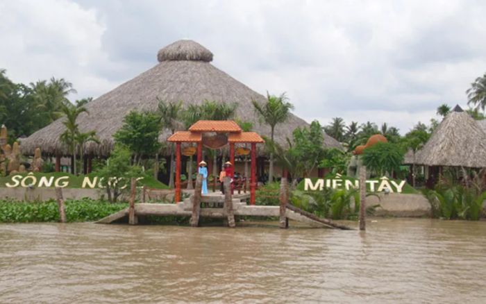 Hình ảnh không gian ấm cúng tại Nhà hàng Sông Nước Miền Tây